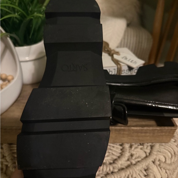 Woman’s Black Loafers 9.5 fits like 8.5 - Picture 3 of 4